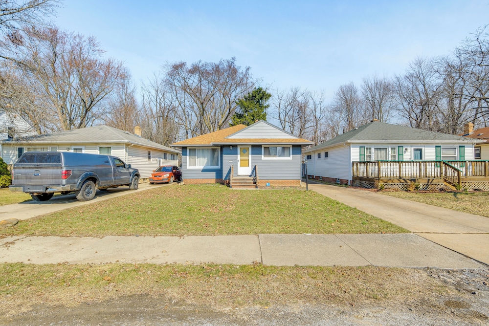 8 Mi to Dtwn Cleveland: Quiet Home w/ Fenced Yard