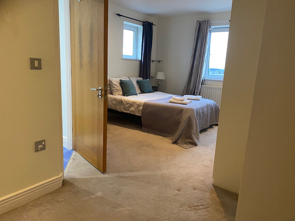 2 Bed Flat - Sleeps 4 - Parking - Wifi