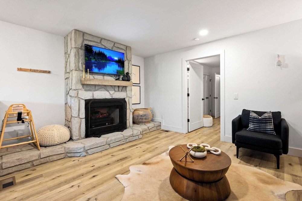Firefly Mountain Suites Sleeps 36 Indoor Pool, Hot Tub, Game Room, Playground