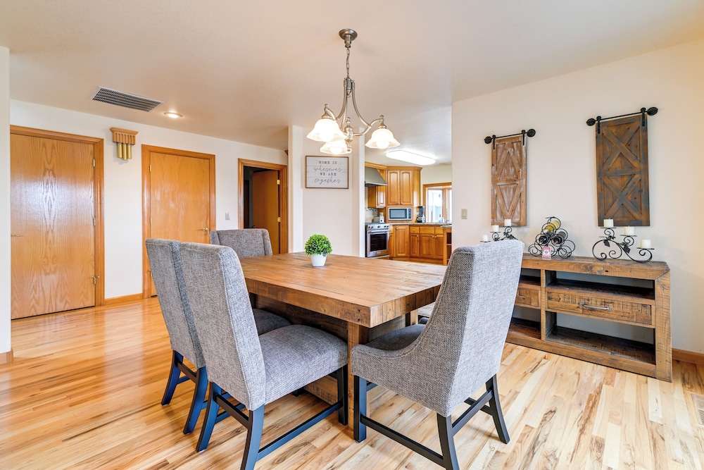 Vineyard Farmhouse in Oakland w/ Hot Tub!