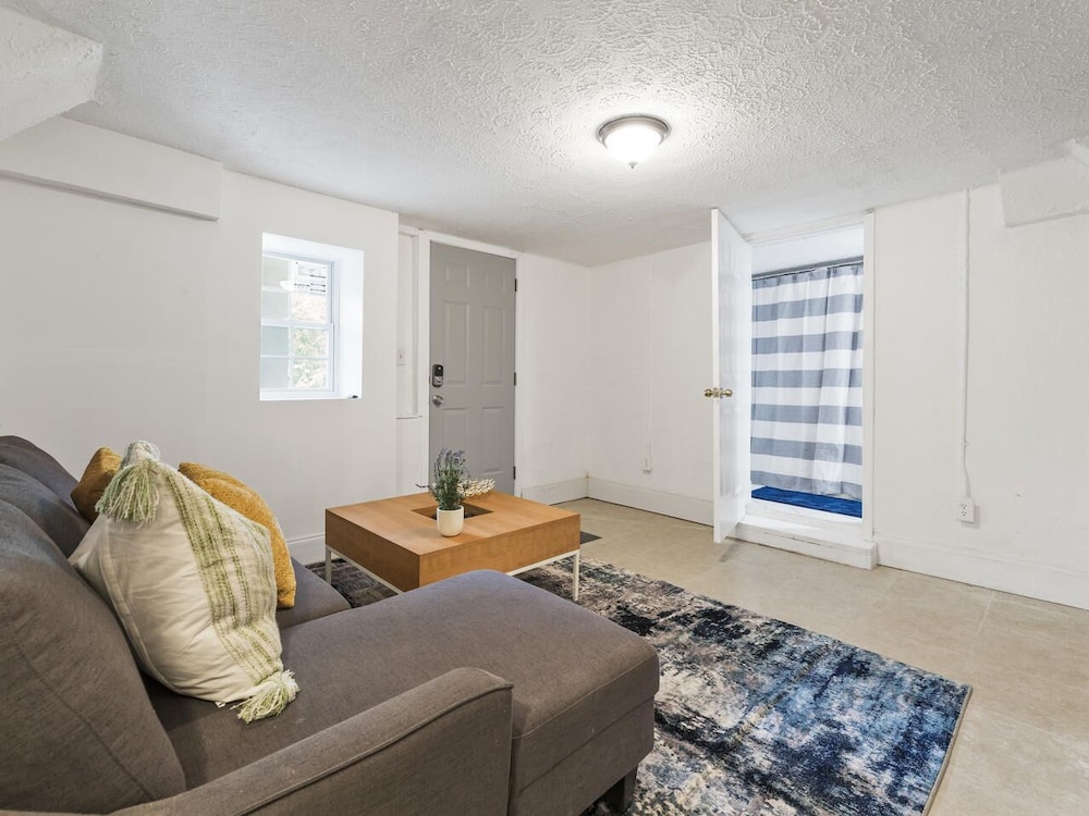 Bsmt Suite Near Stadium w Parking Coffee BBQ AC, Billede 37