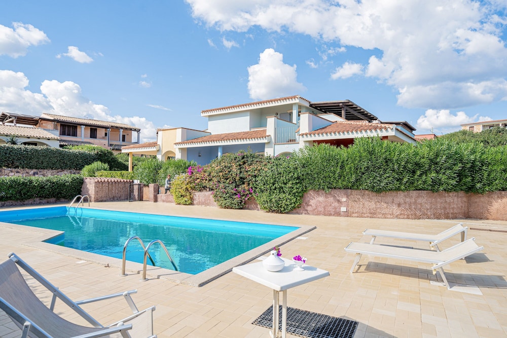 Residence with pool in Cala Girgolu photo 2