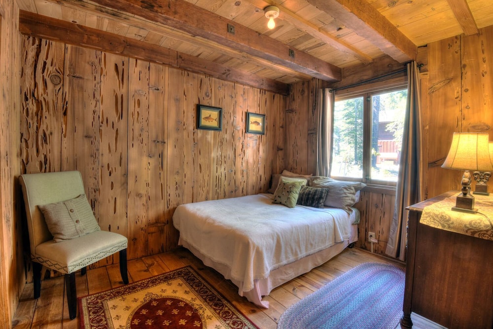 Charming Cascade Chalet view 3