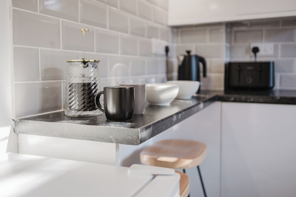 Corner House - Bright 2BD in Cheltenham