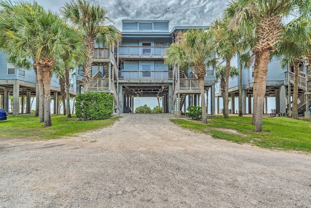Beach & Pool Access at Condo on Cedar Key!
