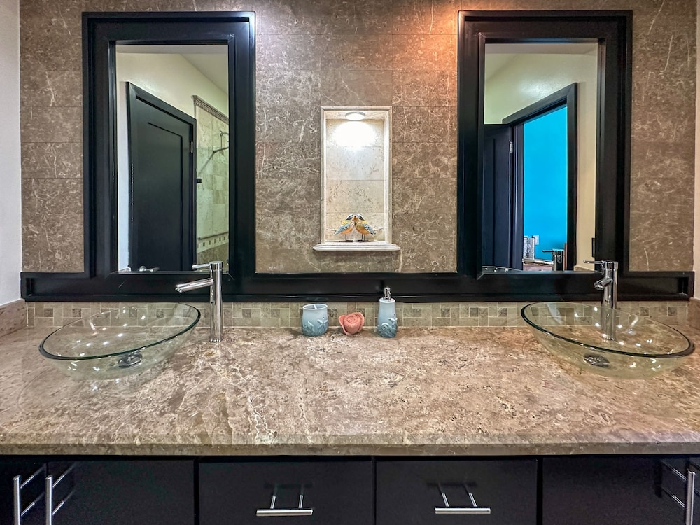 Upscale Ocean View Condo Close to it all Great