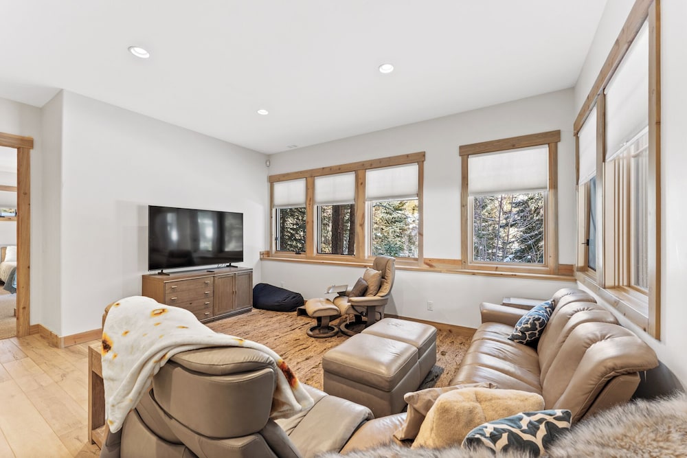 11 Riverwood Drive