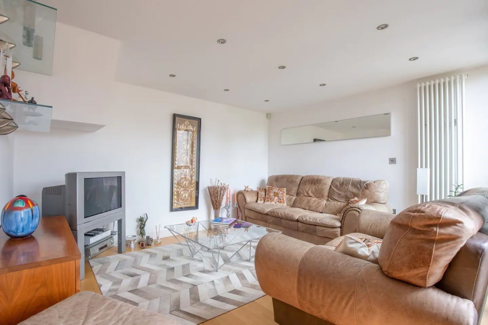 Spacious 2 Bedroom Apartment in Converted Warehouse in Brixton
