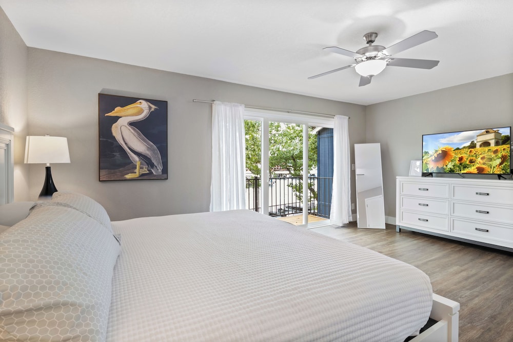 Our Cove Retreat - Perfect for Wave-free Swimming, Tanning & Prime Location Fun!