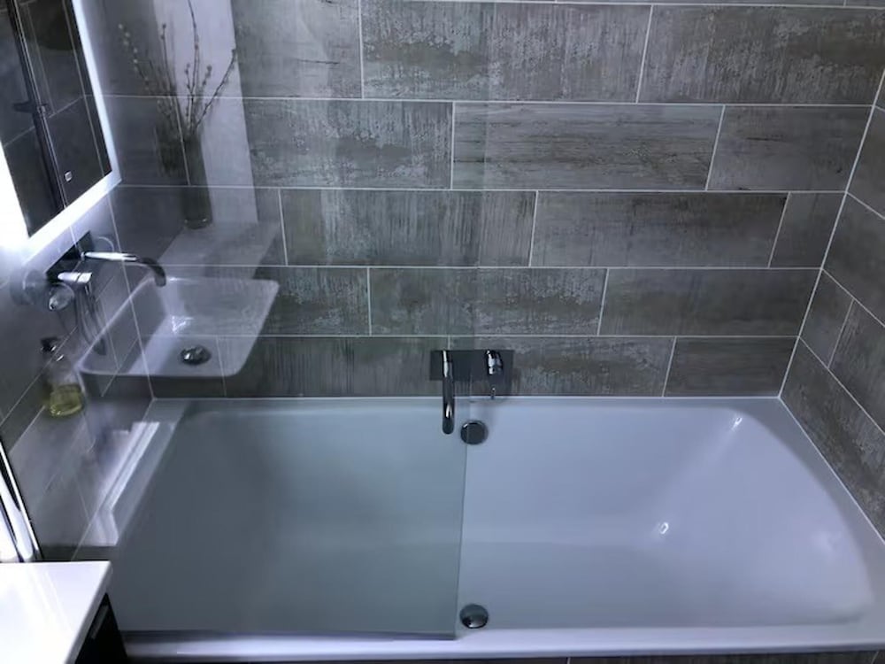 2-bed Seaside Apartment - Sleeps 5 & Free Parking