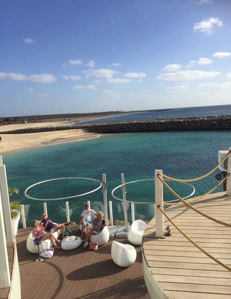 2bed-vila-verde Sal Cape Verde-balcony-pool