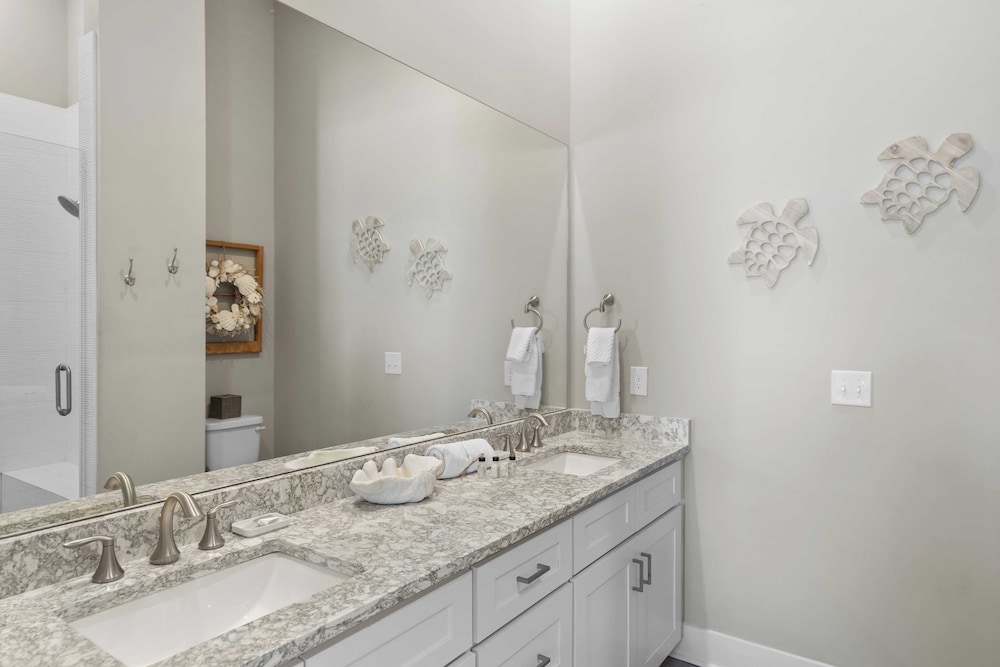 Mins to Beach Access + Pet-friendly + Golf Cart 30A White Sands by Avantstay