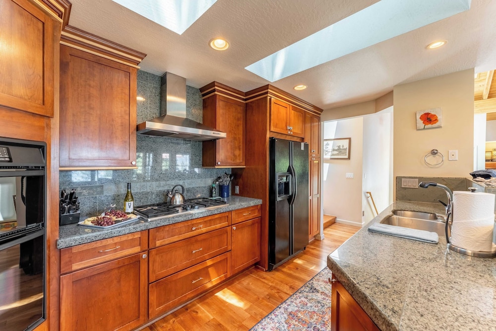 Crystal View by Avantstay Al Fresco Dining w/ View of Lake Tahoe + Crystal Bay