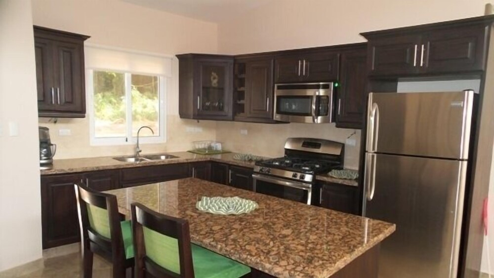New six bedroom with BBQ and large pool