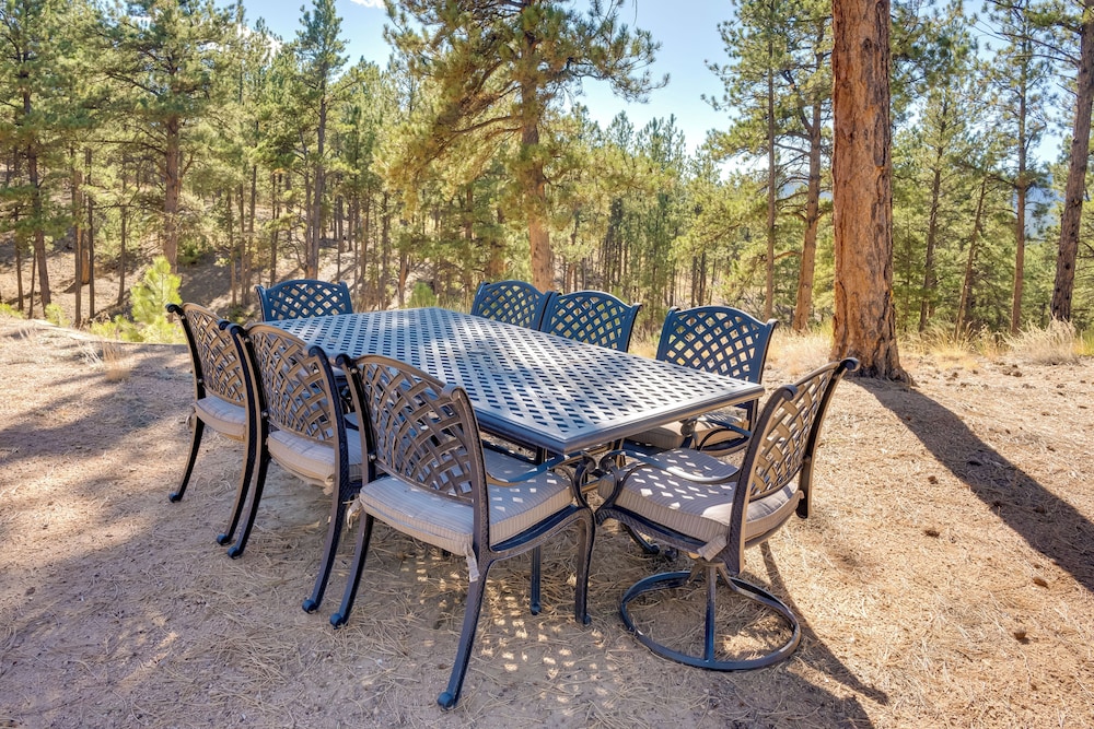 Fish, Hike & Sightsee: Lovely Florissant Cabin!