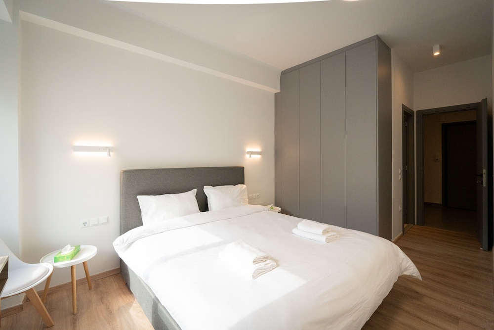 LIV - Luminous Spacious Apartment in Pagrati