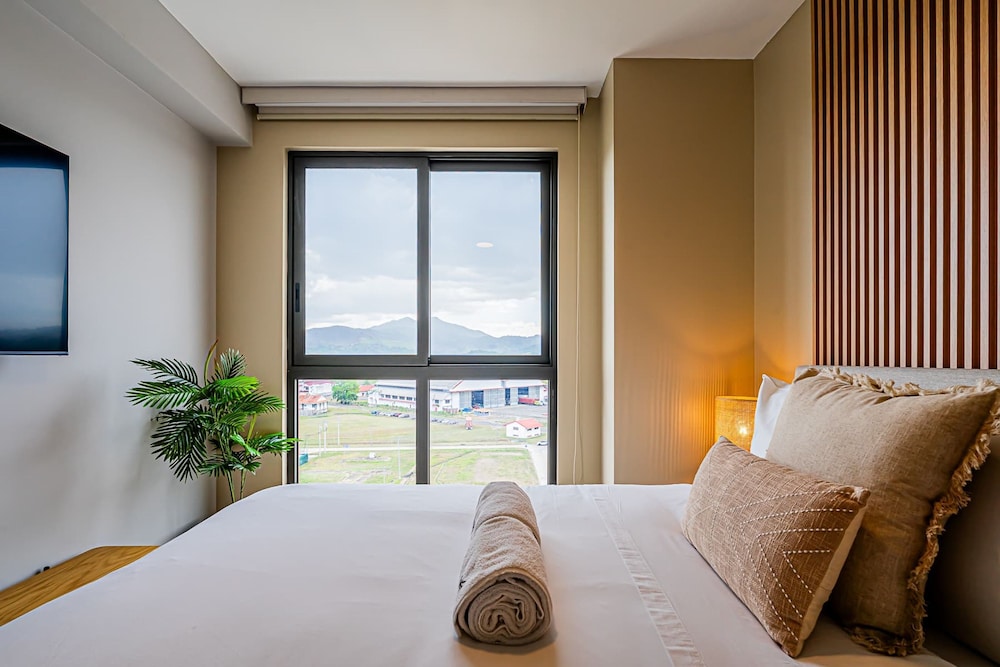 w Regal 1BR w Great Deco in Centriqo