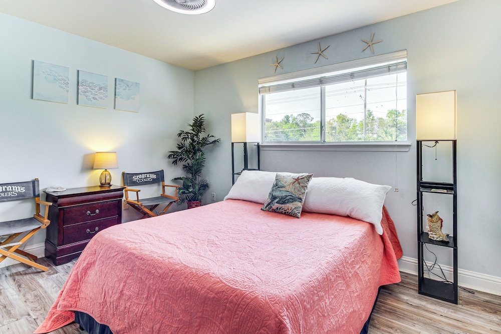 Walk to Gulf Coast: Biloxi Condo w/ Pool Access