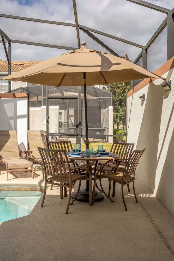 Private Pool and BBQ at Storey Lake 5BR