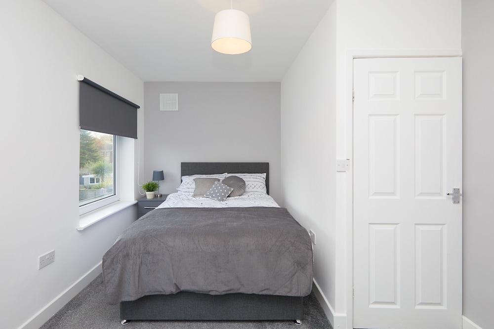 2 Bed Derby House- Parking - Rolls Royce