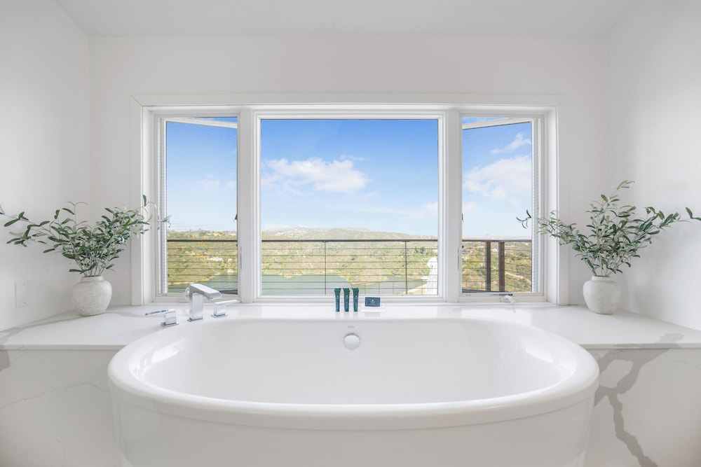 Stradella View - Bel-air Oasis w/ Infinity Pool & Stunning Panoramic Views