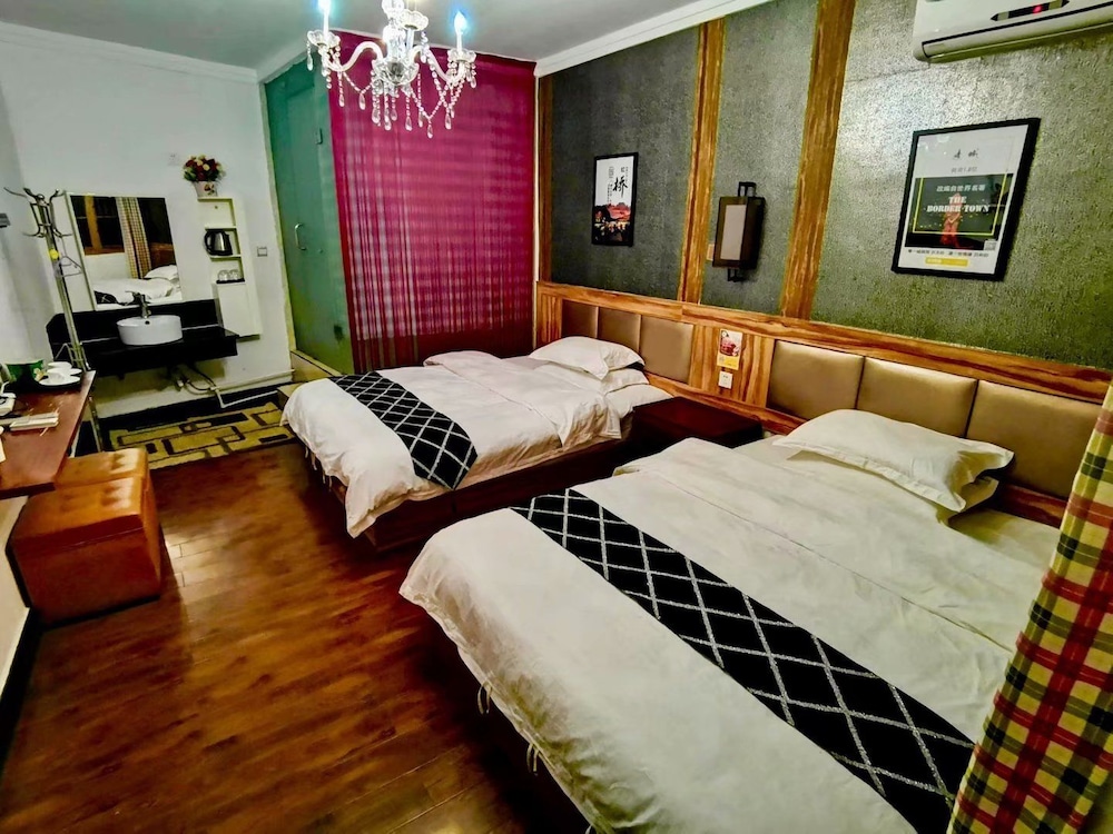 Fenghuang Little Bear Family Guest House view 4