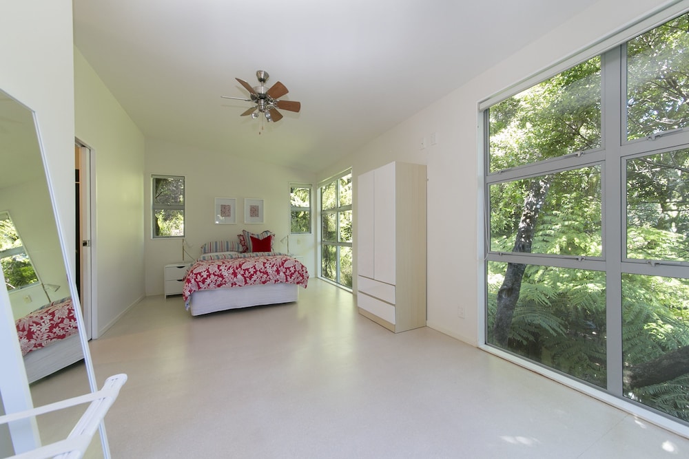 Ted's Cottage near Little Oneroa Beach