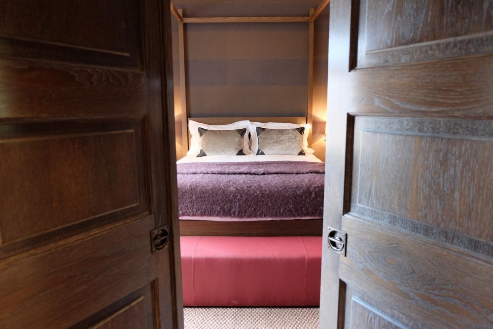 Cadogan Square Luxury 2 Bedroom Apartment II