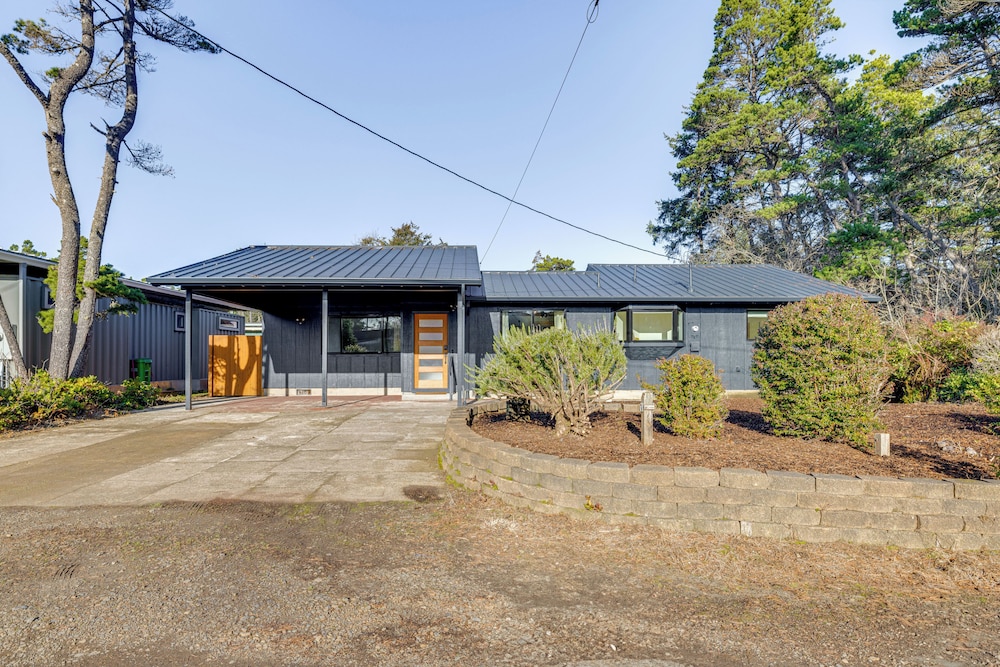 Modern Oregon Cottage w/ Hot Tub: Walk to Beach!