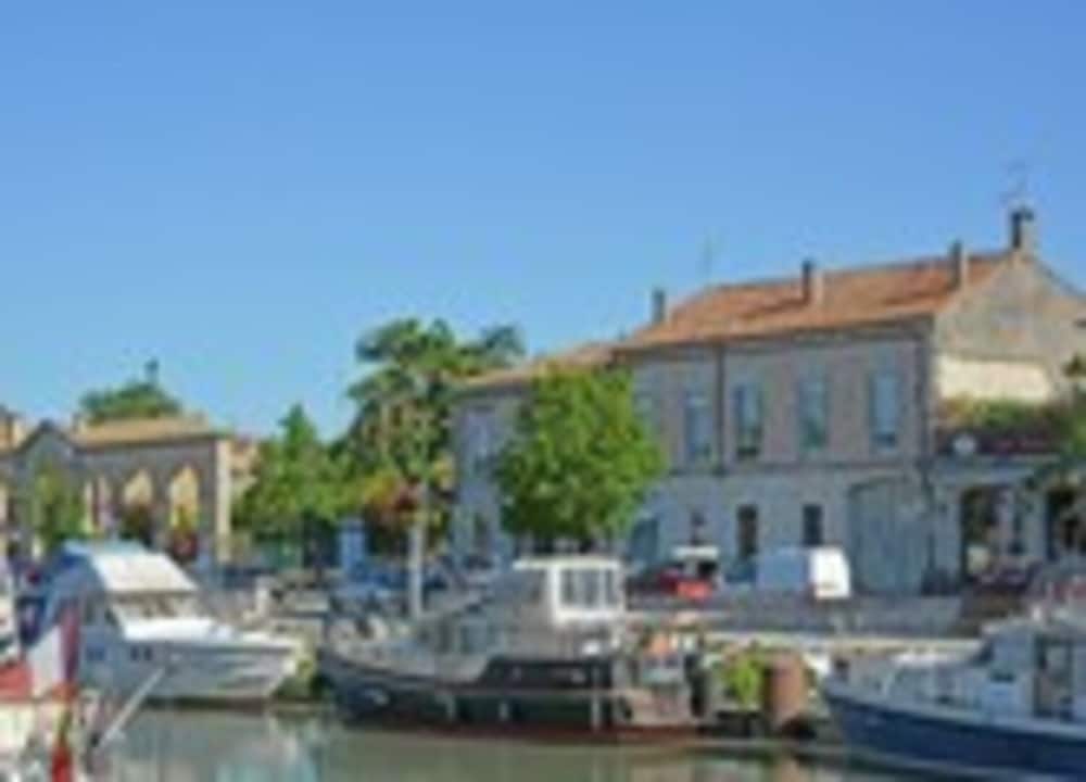 Sun-kissed Villa in Lirac
