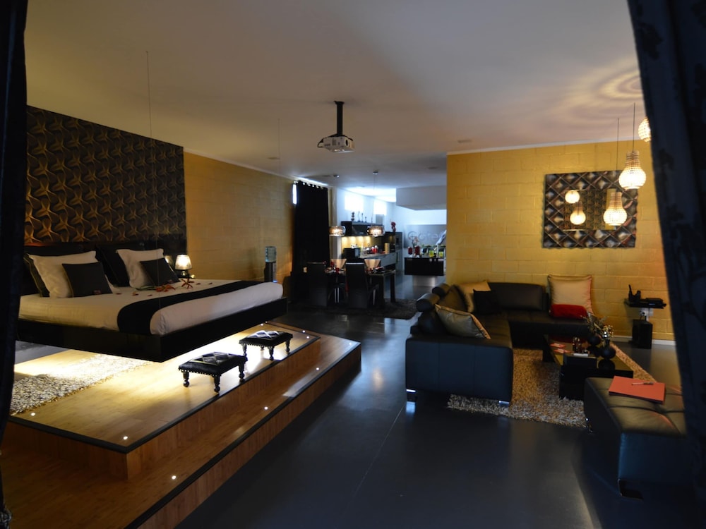 Deluxe Holiday Home in Welkenraedt with Hot Tub & Steam Shower view 3
