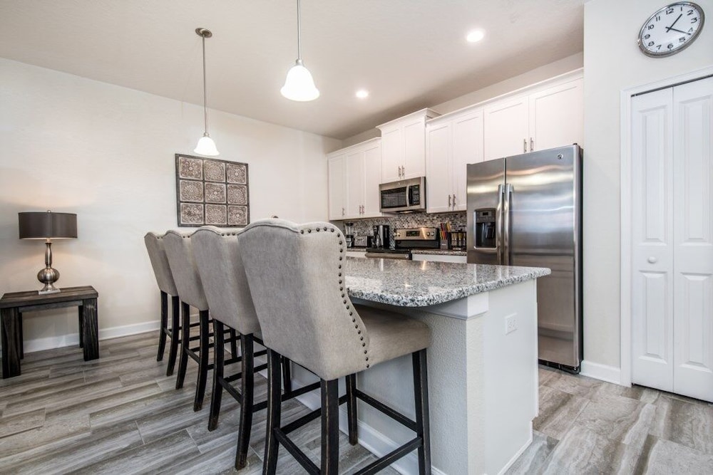 Amazing 4 Bedroom Storey Lake Townhouse by Redawning - Image 3