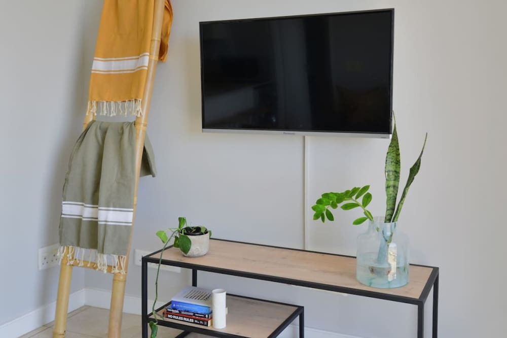 Modern 1-bed V A Waterfront Canal Harbor Views