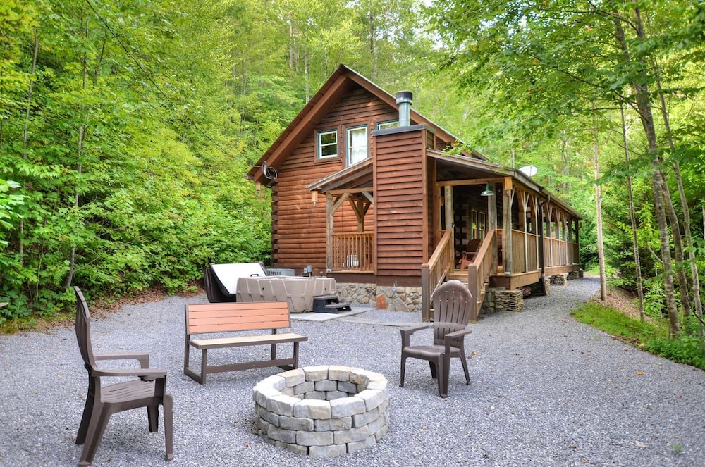 Moonshiner's Hideaway 2 Bedroom Cabin by Redawning