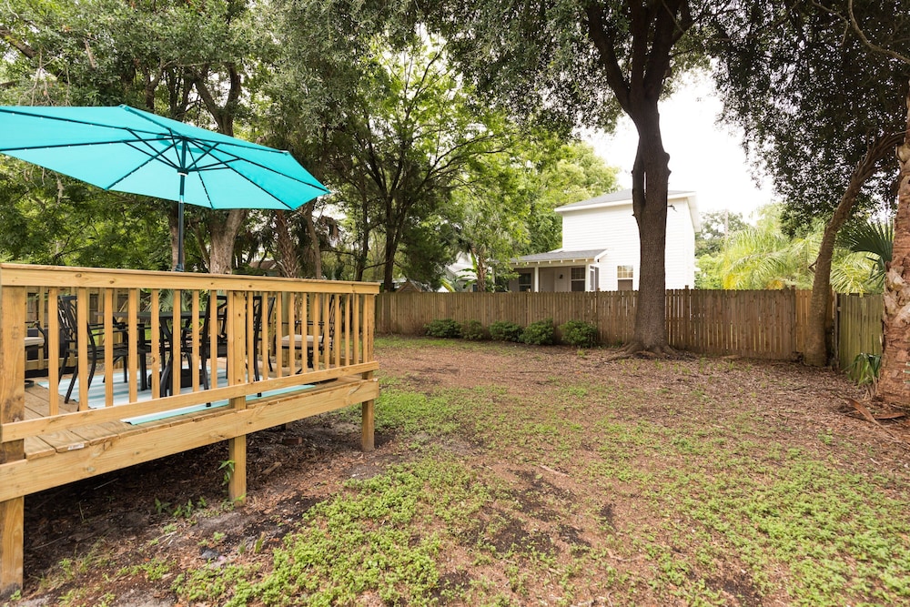 Charming Downtown Cottage 3 Bedroom Home