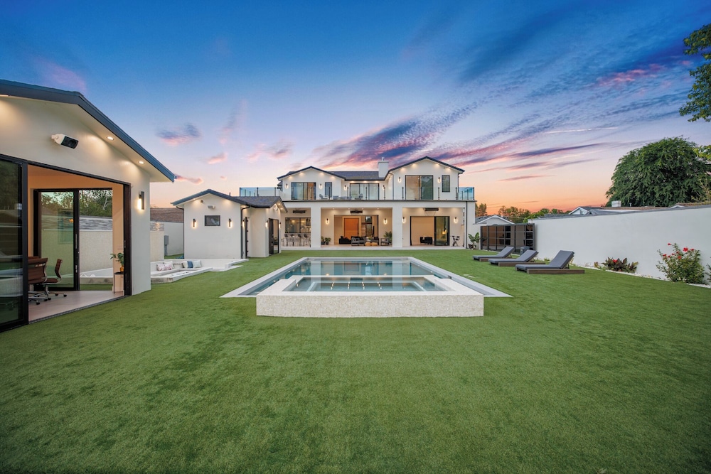 Villa Califa - Resort-style Living w/ Private Pool, Spa & Theater