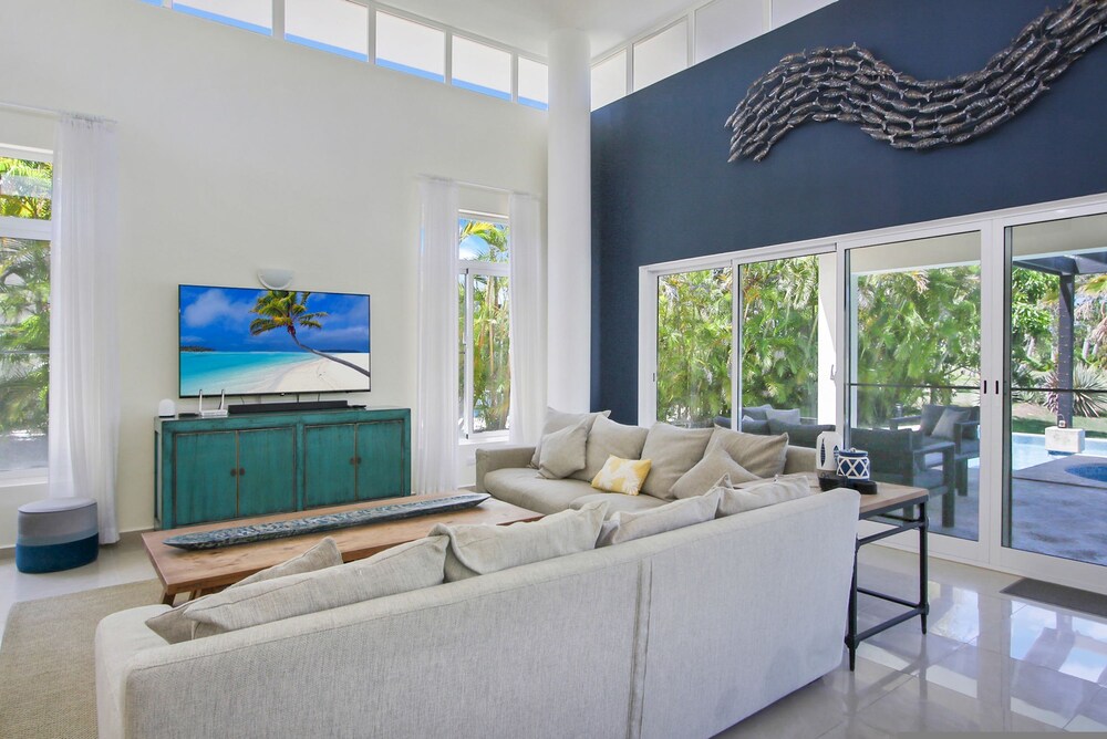 Luxury Golf Villa in Bavaro Cocotal Palma Real Pool Jacuzzi Staff
