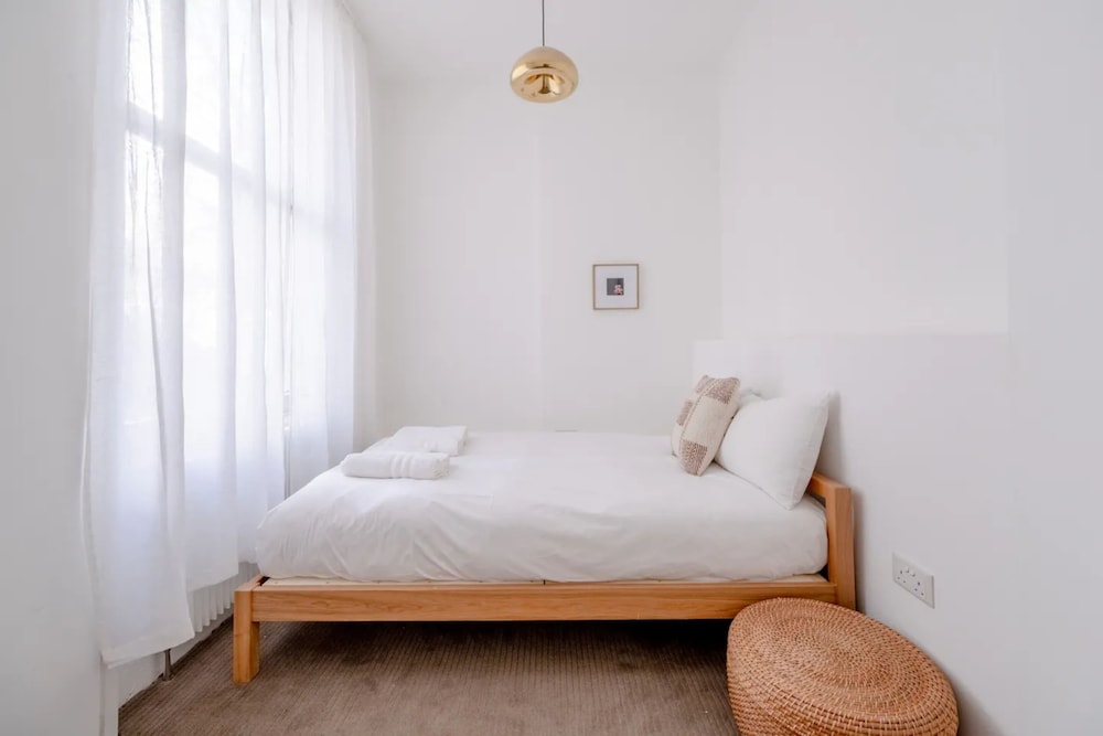 Stylish & Light Victorian 2BD Flat - Holland Park