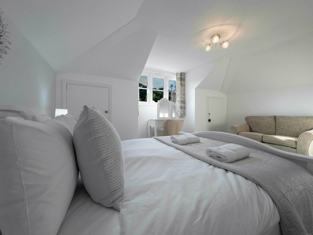 Elegant 2BR Broadstairs Coastal Escape by Adliv