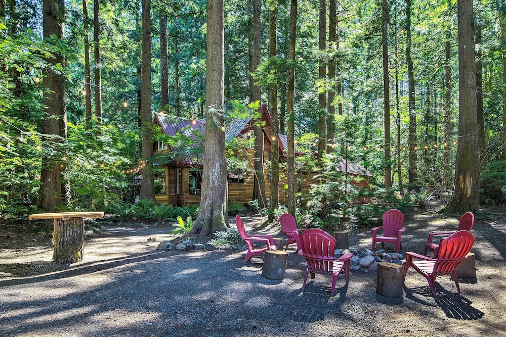 Three Enchanting Riverfront Cabins: Hot Tub Access