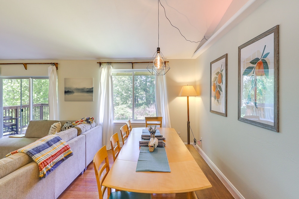 Well-appointed Mckenna Home: Fire Pit & Deck! view 5