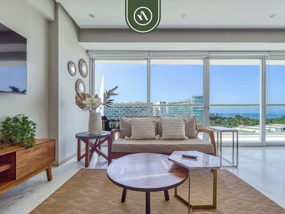 Luxury 3 BR Condo - Beach Access 1 Block Away