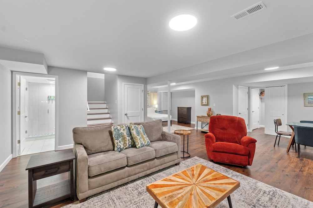 Modern Home W/garage Near SLU JZ Vacation Rentals