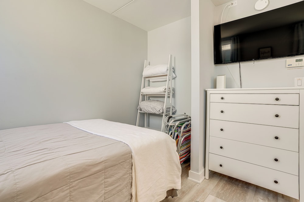 Walk to Beach: North Wildwood Condo w/ Pool Access