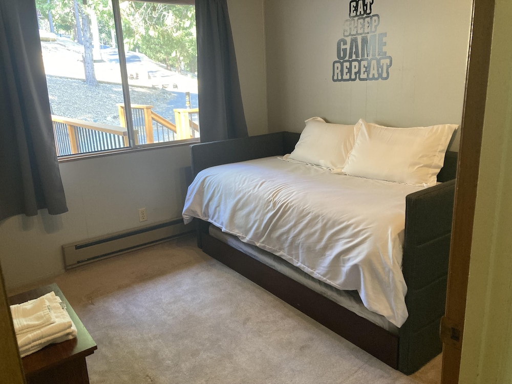The Cozy Cabin - 2-level Home With Spacious Yard 4 Bedroom Home view 5