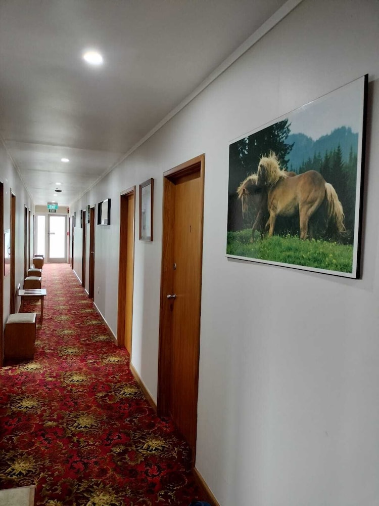 White Horse Inn Restaurant & Motel view 3