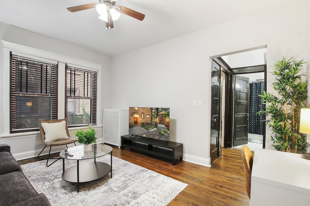 Bright 1BR - Woodlawn 1E