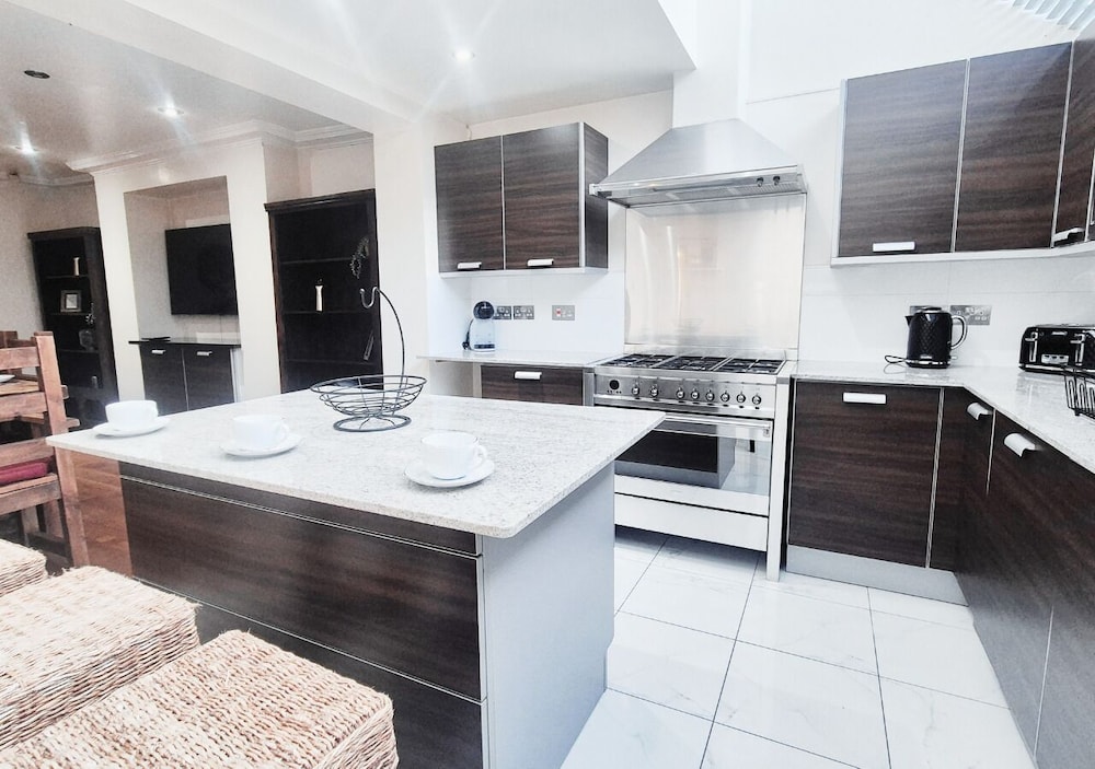 Luxurious & Spacious 2BR