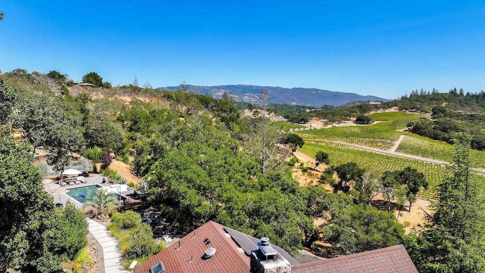 Kenwood Vista by Avantstay 7acres w Pool Fire Pit Vineyard Views
