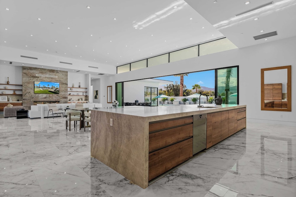 Sleeps 31 2 Luxury Villas w/ Pool + Spa, Putting Green Bravo by Avantstay